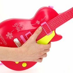 Guitarra Infantil Bontempi en acción, con niño tocando 2