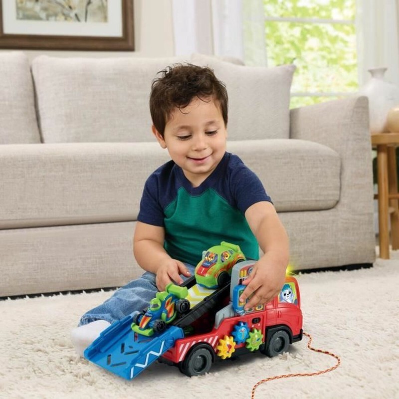 Set construcción educativo: Niño jugando con el camión interactivo Vtech Baby.
