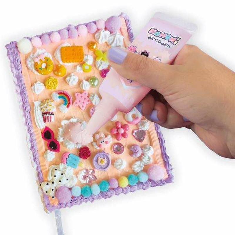 Niña jugando con arcilla de modelar para crear figuras divertidas