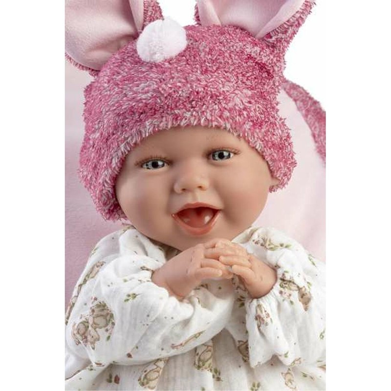 Muñeca para niños 3 años jugando y desarrollando empatía