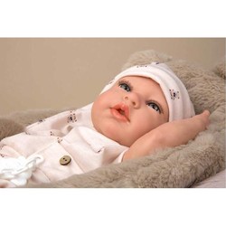 Muñeca Bebé Lidia Arias con pijama y gorro rosa, lista para jugar 2