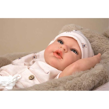 Muñeca infantil Arias Lidia sentada, fomentando juego de imitación y cuidado