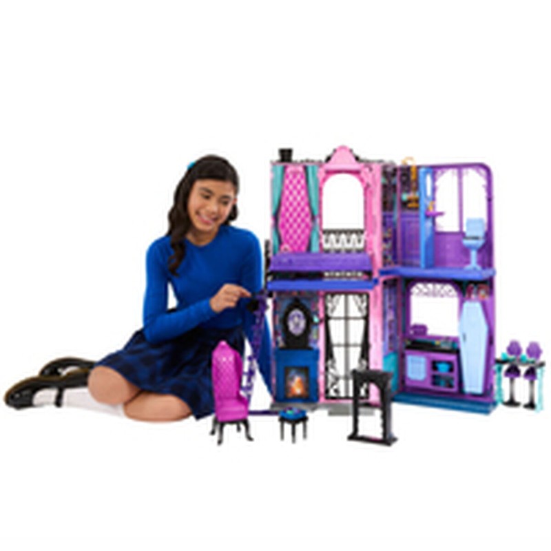 Niña jugando con la Casa de Muñecas Monster High