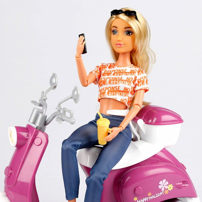 Detalle muñeca articulada Isabella con casco