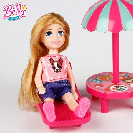 Detalle de la muñeca Bella y su furgoneta de camping