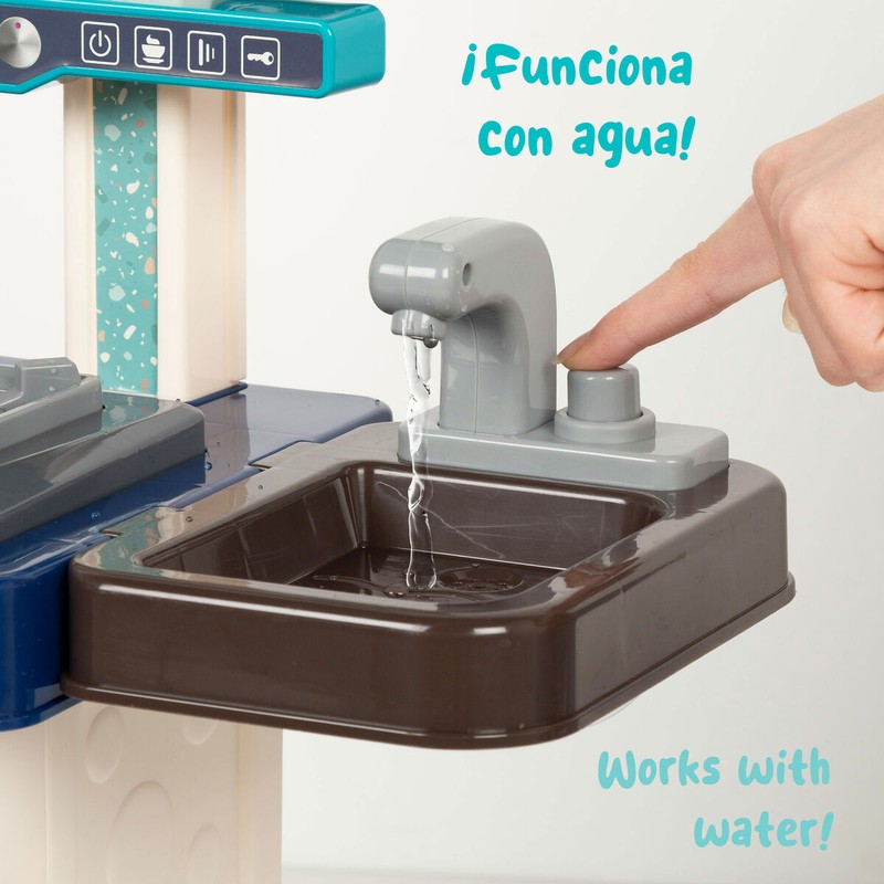 Detalle de la cocina de juguete con luces y sonidos, fomentando la imaginación