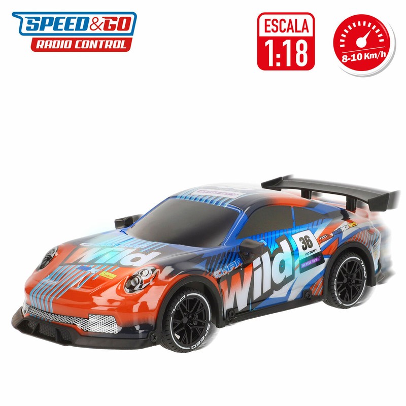 Coche de carreras teledirigido en pista coches improvisada