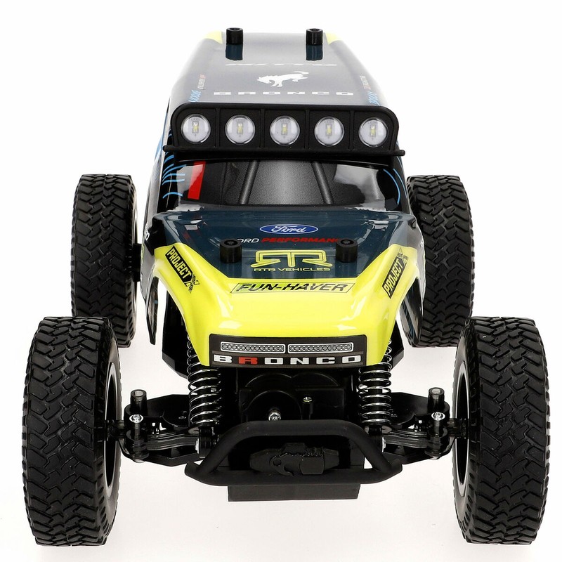 Coche teledirigido todoterreno en acción superando obstáculos