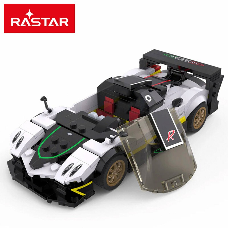 Bloques construcción infantiles: Niño ensamblando el chasis del Pagani Zonda R.