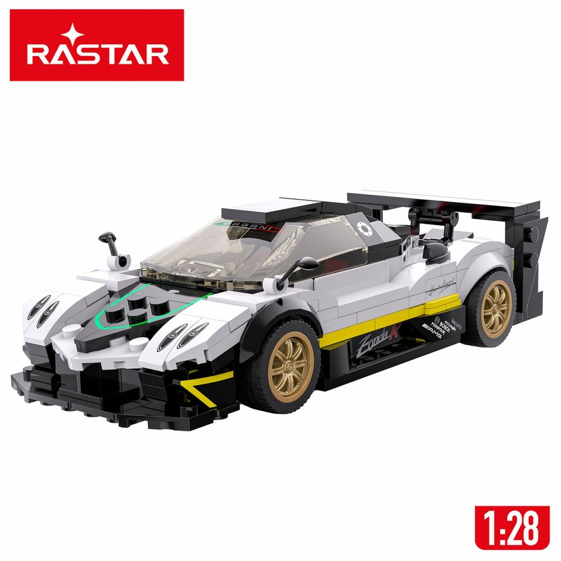 Juguete construcción motricidad fina: Manos de niño colocando pieza en el Pagani Zonda R.
