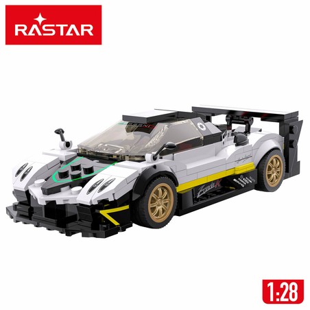 Juguete construcción motricidad fina: Manos de niño colocando pieza en el Pagani Zonda R.