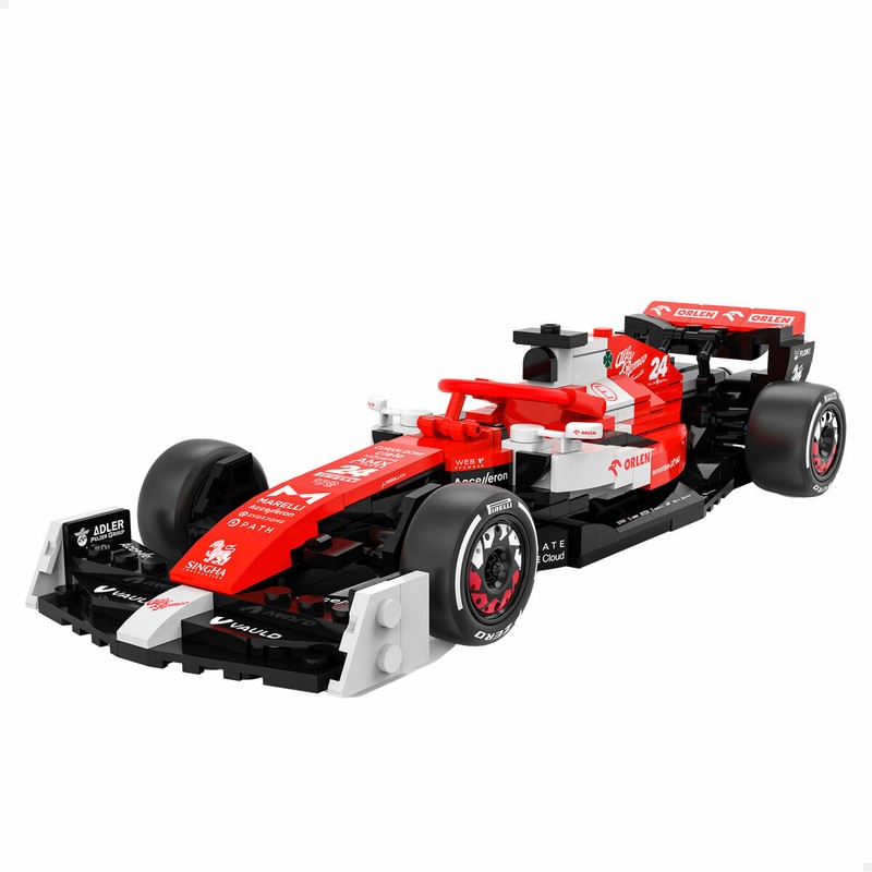 Niño jugando con juguete construcción Alfa Romeo F1