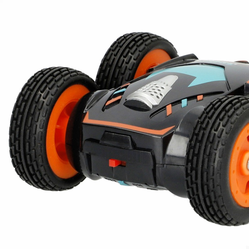 Niño jugando con coche de juguete y creando su propia pista