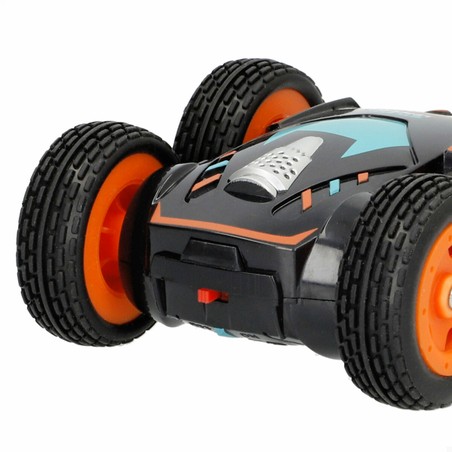 Niño jugando con coche de juguete y creando su propia pista