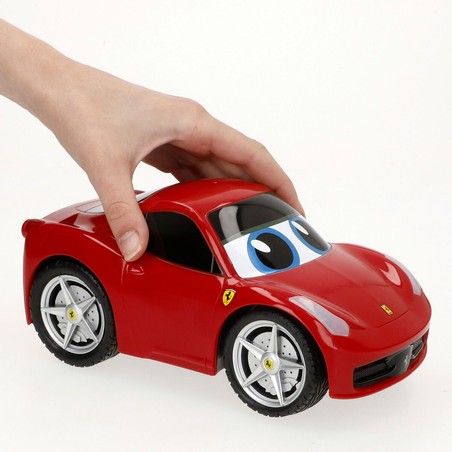 Detalle de coche radiocontrol para niños, ideal para garaje coches juguete