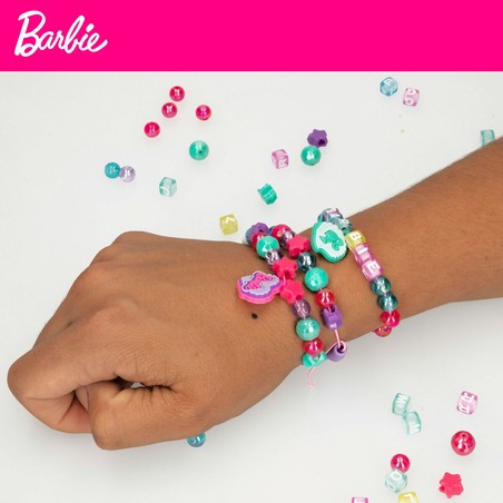 Niñas jugando con tatuajes de Barbie en una fiesta temática