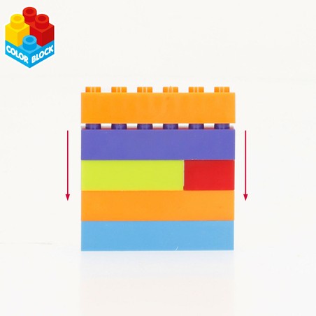 Niño jugando con juguete construcción motricidad fina Nano Block
