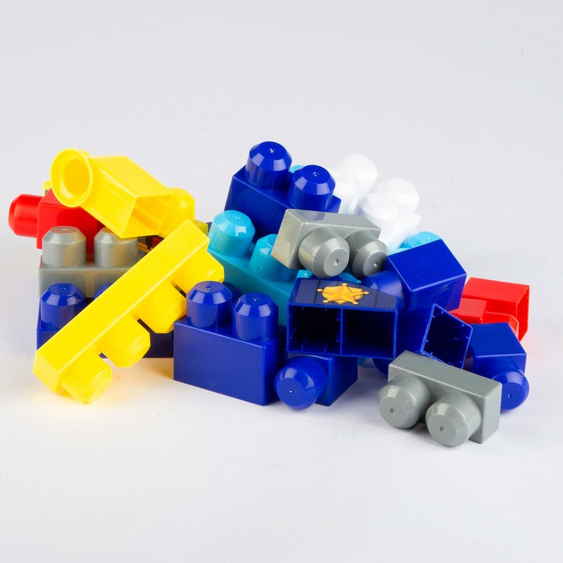 Niño jugando con bloques construcción infantiles de comisaría
