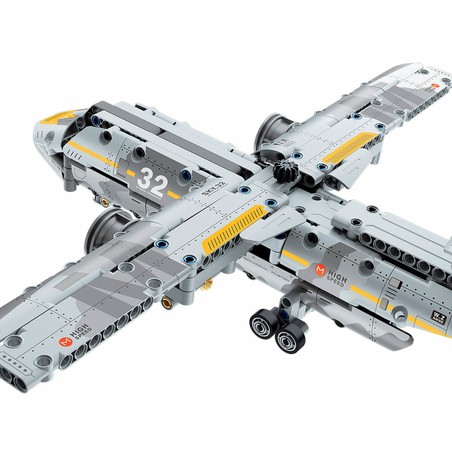 Niño jugando con Avión de Construcción BYM