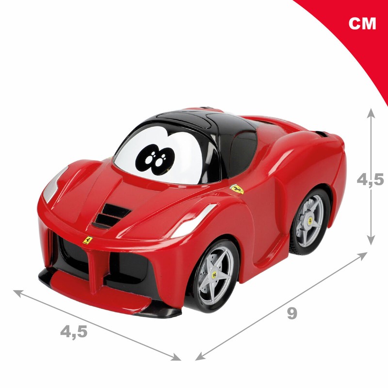 Niño jugando en la alfombra interactiva de Ferrari