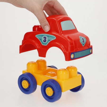 Pista de carreras infantil construida con bloques grandes