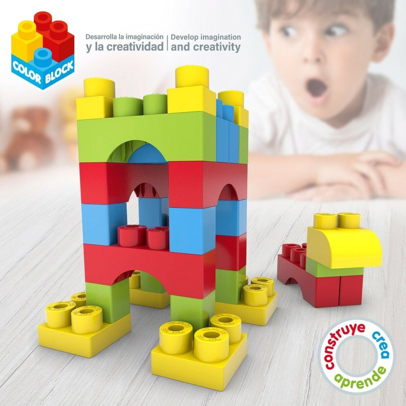 Niño jugando con bloques de construcción creativa infantil