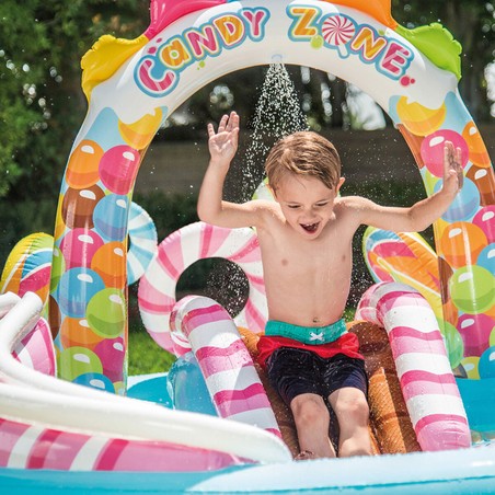 Detalle del tobogán y las dos piscinas de la piscina hinchable para jardín