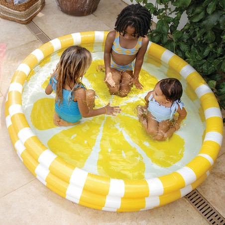 Piscina de verano para jardín con niños jugando