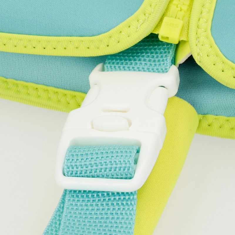 Seguridad acuática niños: chaleco AquaSport ajustable en la piscina.