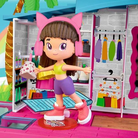 Niña jugando con el Playset Pinypon y sus muñecas