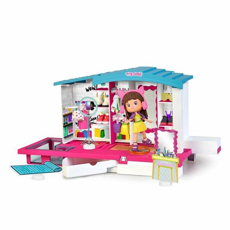 Primer plano de la figura Pinypon vistiendo ropa de moda