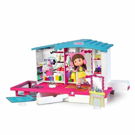 Primer plano de la figura Pinypon vistiendo ropa de moda