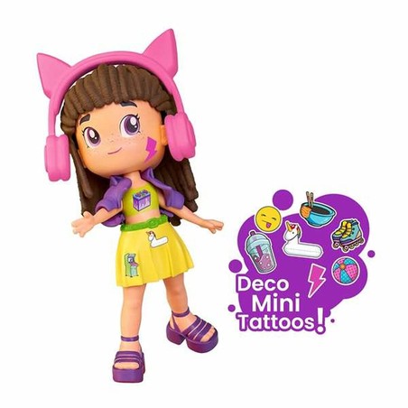 Escena de juego con varias figuras de la colección Pinypon