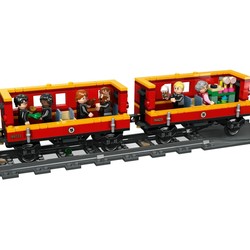 Set LEGO Harry Potter Hogwarts Express 76423, tren y estación Hogsmeade 2
