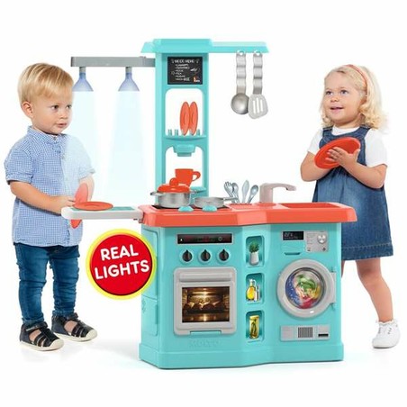 Niña jugando con cocina Moltó, juego simbólico infantil
