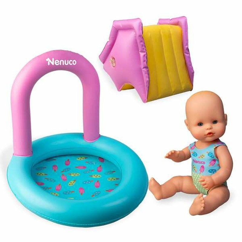 Niña jugando con su muñeco para el agua Nenuco