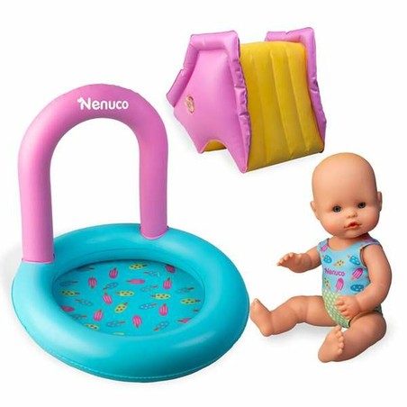 Niña jugando con su muñeco para el agua Nenuco