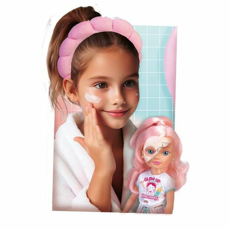 Niña jugando feliz con su Muñeca Nancy de 42 cm