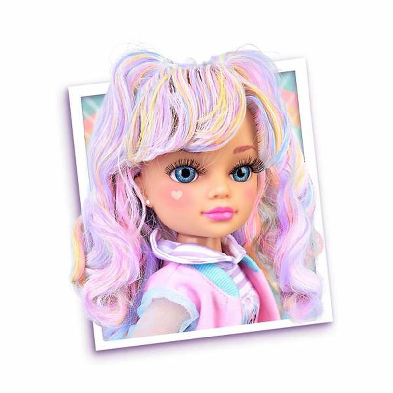 Juguete para desarrollar empatía: Muñeca Nancy en primer plano