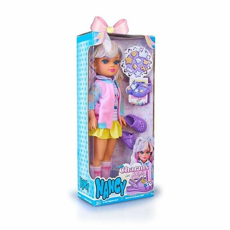 Detalle de la Muñeca Nancy, con su cabello rubio y ojos expresivos
