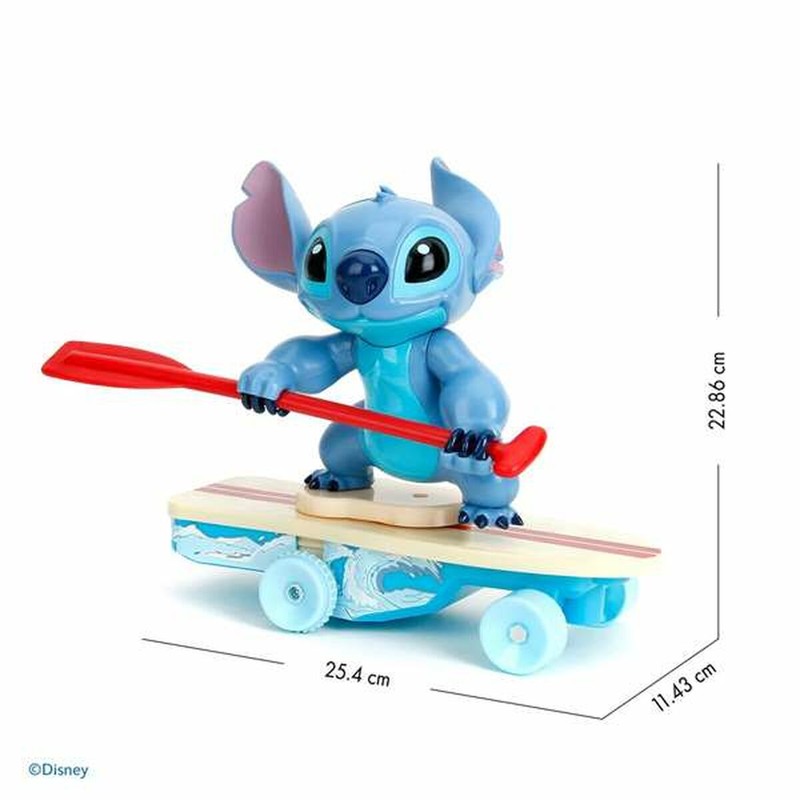 Niño jugando con coche radio control Stitch en pista de coches casera