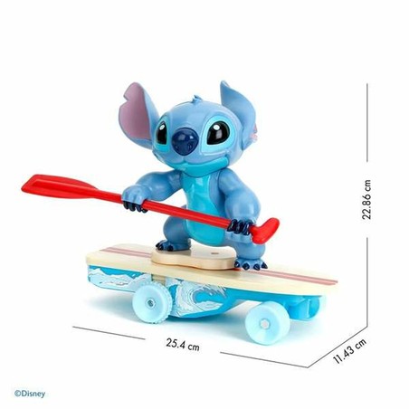 Niño jugando con coche radio control Stitch en pista de coches casera