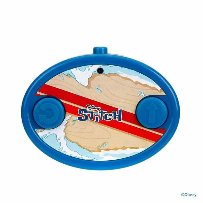 Coche radiocontrol Stitch en acción, imaginando una pista Hot Wheels
