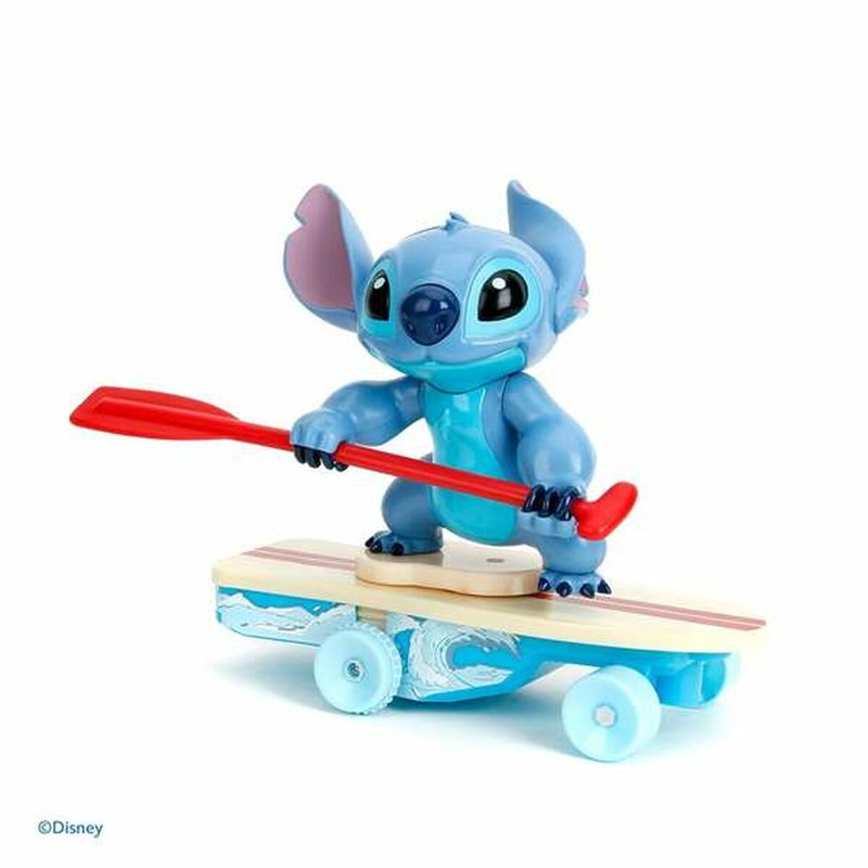Stitch en su coche, listo para aparcar en un garaje de coches juguete
