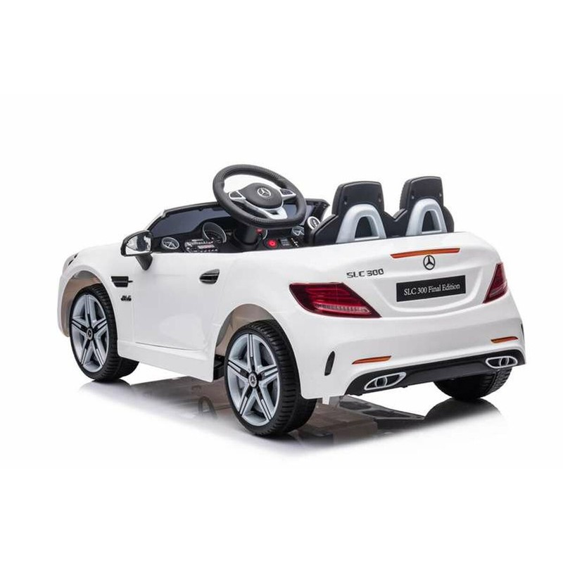 Detalle interior del coche batería infantil Mercedes Benz con volante y asiento