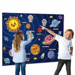 Niños jugando a juegos habilidad niños con peonzas de colores 2