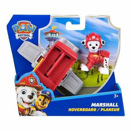 Niño jugando con figura Chase con vehículo, imaginando aventuras.