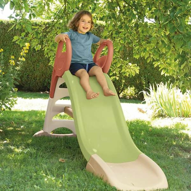 Tobogán Smoby 150 cm montado en un patio exterior