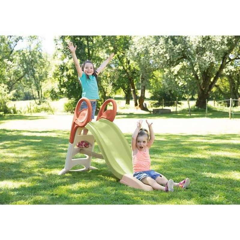 Familia disfrutando del tobogán Smoby S.Life, diversión verano niños