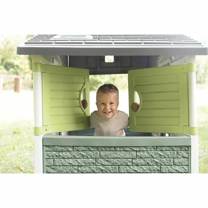 Niños interactuando con la casa de juego Smoby, desarrollo creatividad infantil